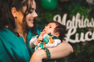 Madre sosteniendo a su bebé con amor, matrescence