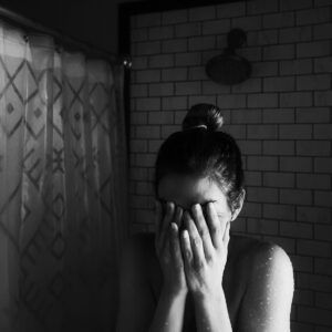 Mujer afrontando un parto traumático en terapia perinatal